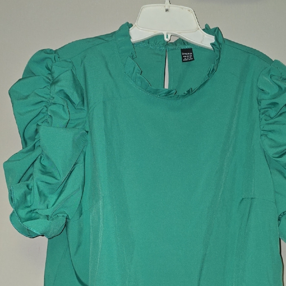 Elegant Green Ruffle Sleeve Blouse - Picture 3 of 6